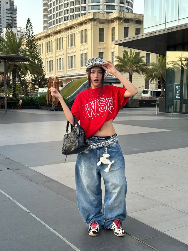 Phối sắc đỏ cùng quần denim cá tính cho phong cách xuống phố- Ảnh 3.