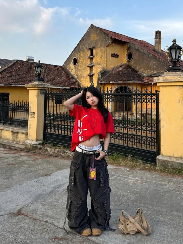Phối sắc đỏ cùng quần denim cá tính cho phong cách xuống phố- Ảnh 4.