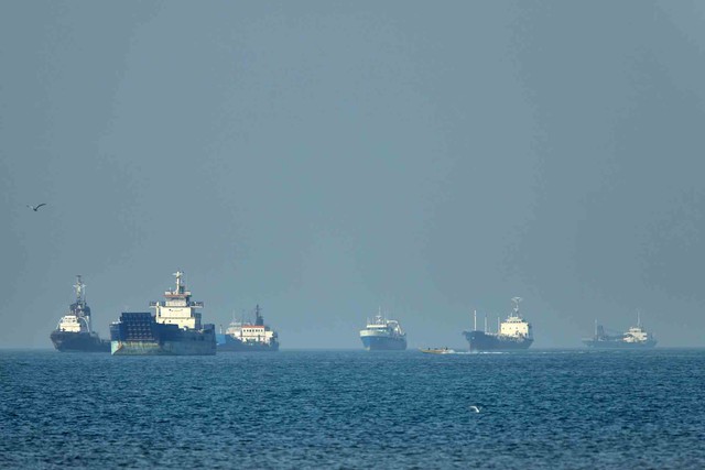Thỏa thuận ngừng bắn Mỹ - Iran lung lay sau đụng độ ở Hormuz - Ảnh 1.