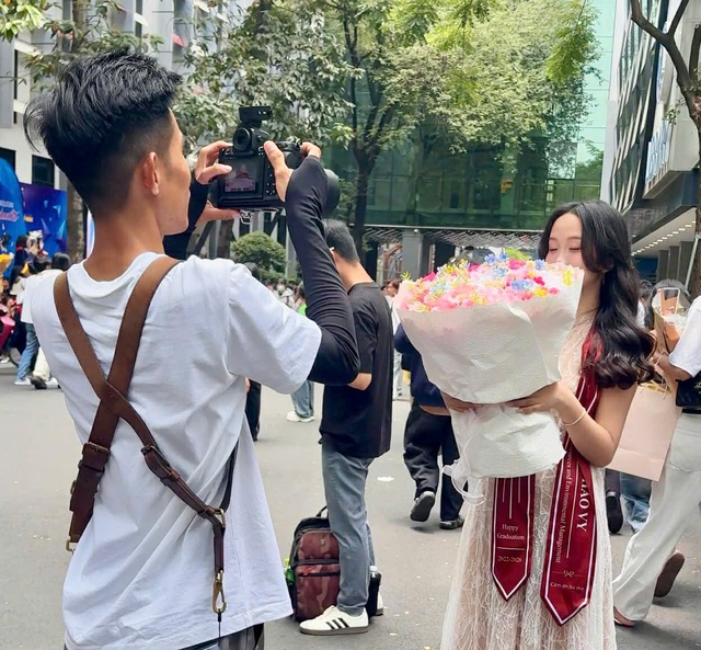 M&ugrave;a tốt nghiệp, sinh vi&ecirc;n kh&ocirc;ng ngại chi tiền triệu để lưu giữ kỷ niệm - Ảnh 6.