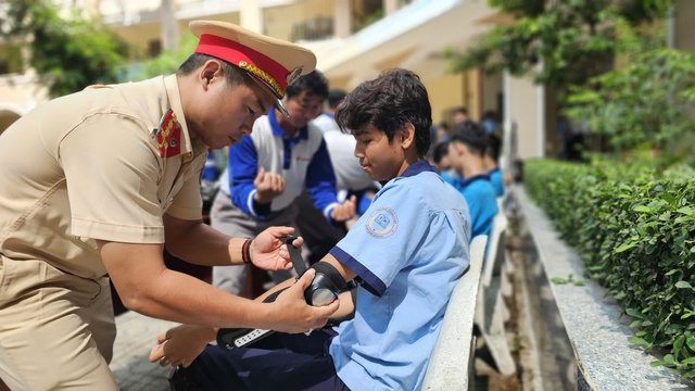 CSGT TP.HCM v&agrave;o trường dạy học sinh tr&aacute;nh 'điểm m&ugrave;' xe tải: Sai lầm dễ trả gi&aacute; - Ảnh 5.
