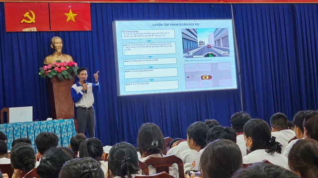 CSGT TP.HCM v&agrave;o trường dạy học sinh tr&aacute;nh 'điểm m&ugrave;' xe tải: Sai lầm dễ trả gi&aacute; - Ảnh 3.