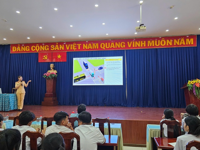 CSGT TP.HCM v&agrave;o trường dạy học sinh tr&aacute;nh 'điểm m&ugrave;' xe tải: Sai lầm dễ trả gi&aacute; - Ảnh 2.