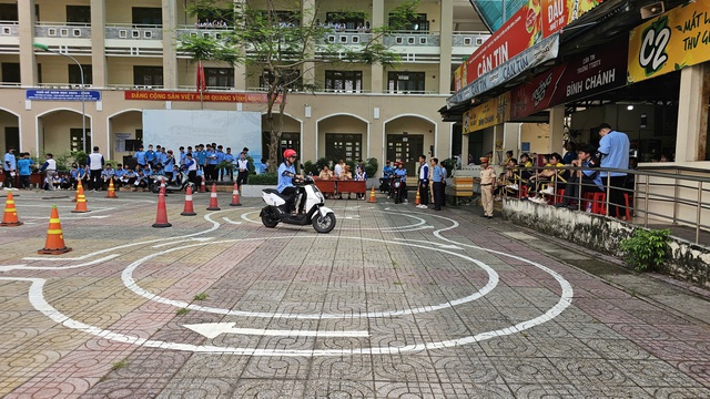 CSGT TP.HCM v&agrave;o trường dạy học sinh tr&aacute;nh 'điểm m&ugrave;' xe tải: Sai lầm dễ trả gi&aacute; - Ảnh 7.