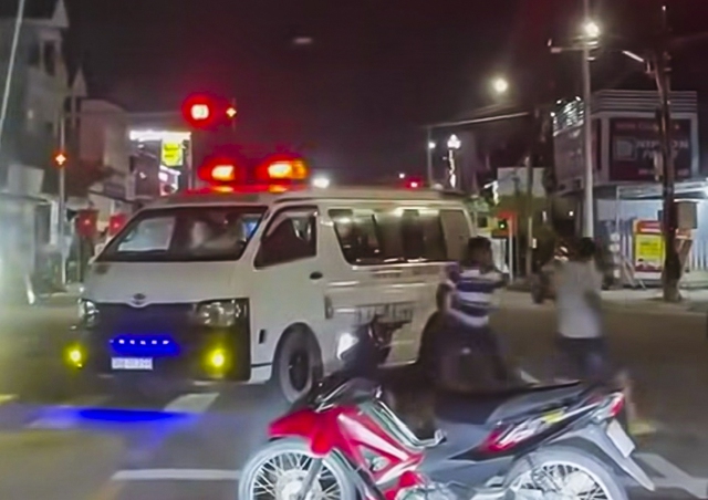 Bắt tạm giam người đ&agrave;n &ocirc;ng rượt đuổi, đập ph&aacute; xe cứu thương hơn 10 km - Ảnh 2.