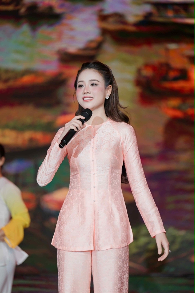 Ca sĩ bolero h&eacute; lộ cuộc sống ở tuổi 29, n&oacute;i về c&aacute;m dỗ trong nghề - Ảnh 1.