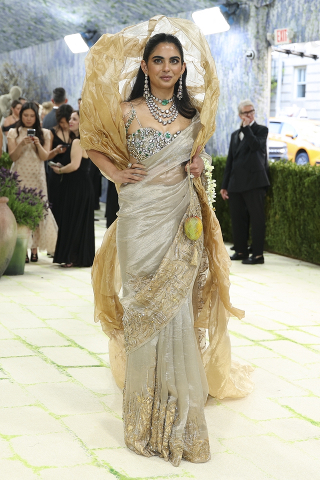 &Aacute;i nữ tỉ ph&uacute; Ấn Độ "đắp" hơn 200 vi&ecirc;n kim cương dự Met Gala - Ảnh 1.