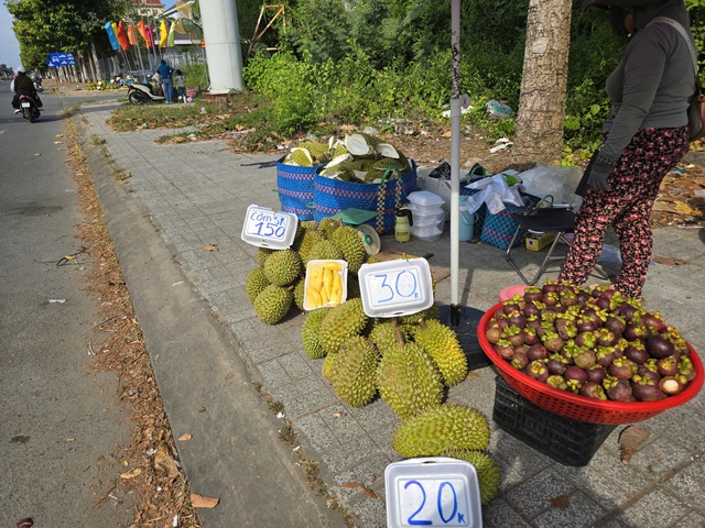 Sầu ri&ecirc;ng rớt gi&aacute;, nh&agrave; vườn miền mang ra lề đường b&aacute;n lẻ- Ảnh 5.