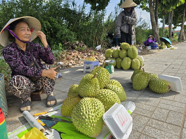 Sầu ri&ecirc;ng rớt gi&aacute;, nh&agrave; vườn miền mang ra lề đường b&aacute;n lẻ- Ảnh 6.