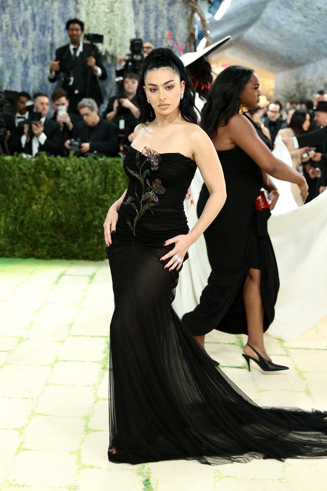 Kate Moss, Emily Blunt và Cara Delevingne dẫn đầu dàn sao nước Anh tại Met Gala 2026 - Ảnh 6.
