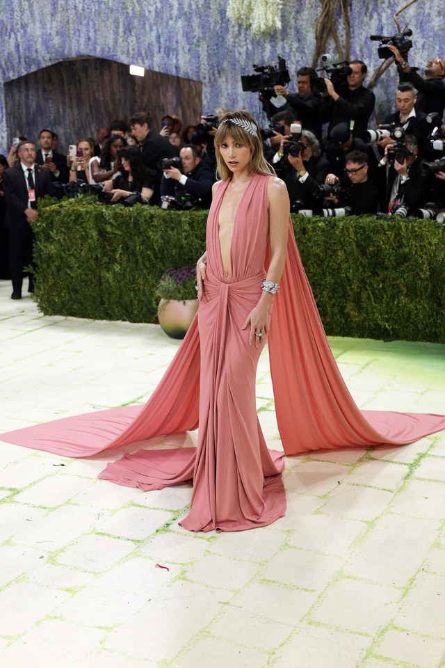 Kate Moss, Emily Blunt và Cara Delevingne dẫn đầu dàn sao nước Anh tại Met Gala 2026 - Ảnh 8.
