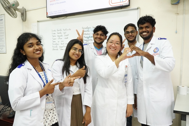 Những b&aacute;c sĩ tương lai Ấn Độ &lsquo;phải l&ograve;ng&rsquo; văn h&oacute;a Việt Nam - Ảnh 1.