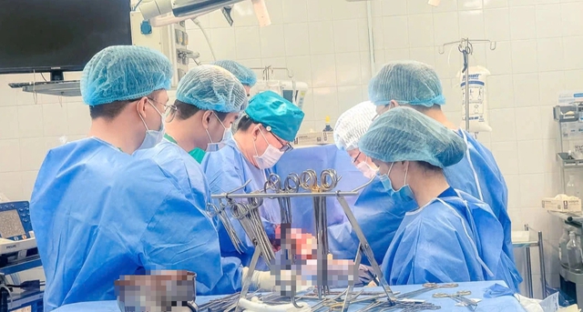 T&agrave;i xế xe c&ocirc;ng nghệ bị đ&acirc;m xuy&ecirc;n tim, mất 2 l&iacute;t m&aacute;u được cứu sống - Ảnh 1.