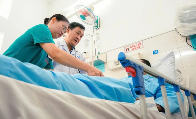 T&agrave;i xế xe c&ocirc;ng nghệ bị đ&acirc;m xuy&ecirc;n tim, mất 2 l&iacute;t m&aacute;u được cứu sống - Ảnh 2.