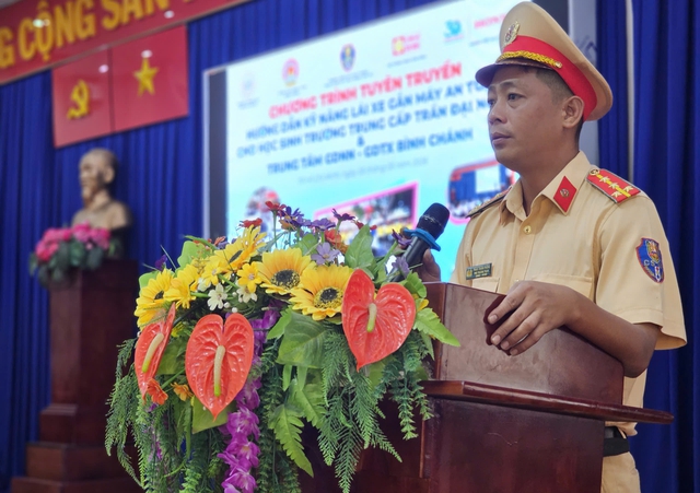 CSGT TP.HCM v&agrave;o trường dạy học sinh tr&aacute;nh 'điểm m&ugrave;' xe tải: Sai lầm dễ trả gi&aacute; - Ảnh 1.