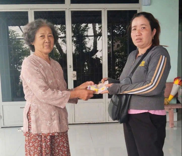 X&atilde; Th&aacute;i Mỹ khen thưởng cụ b&agrave; gần 80 tuổi nhặt được của rơi trả lại - Ảnh 1.