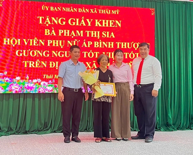 X&atilde; Th&aacute;i Mỹ khen thưởng cụ b&agrave; gần 80 tuổi nhặt được của rơi trả lại - Ảnh 2.