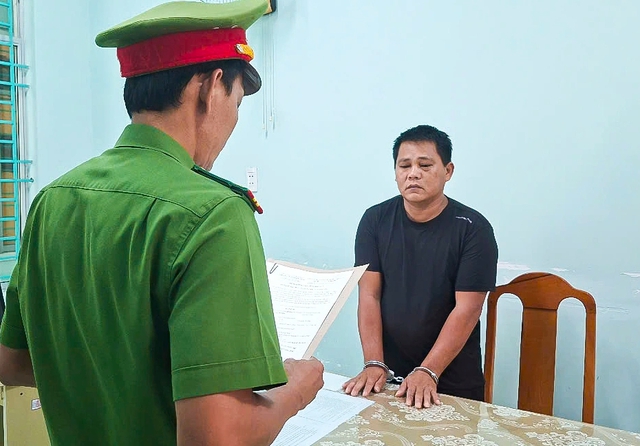 Bắt tạm giam người đ&agrave;n &ocirc;ng rượt đuổi, đập ph&aacute; xe cứu thương hơn 10 km - Ảnh 1.