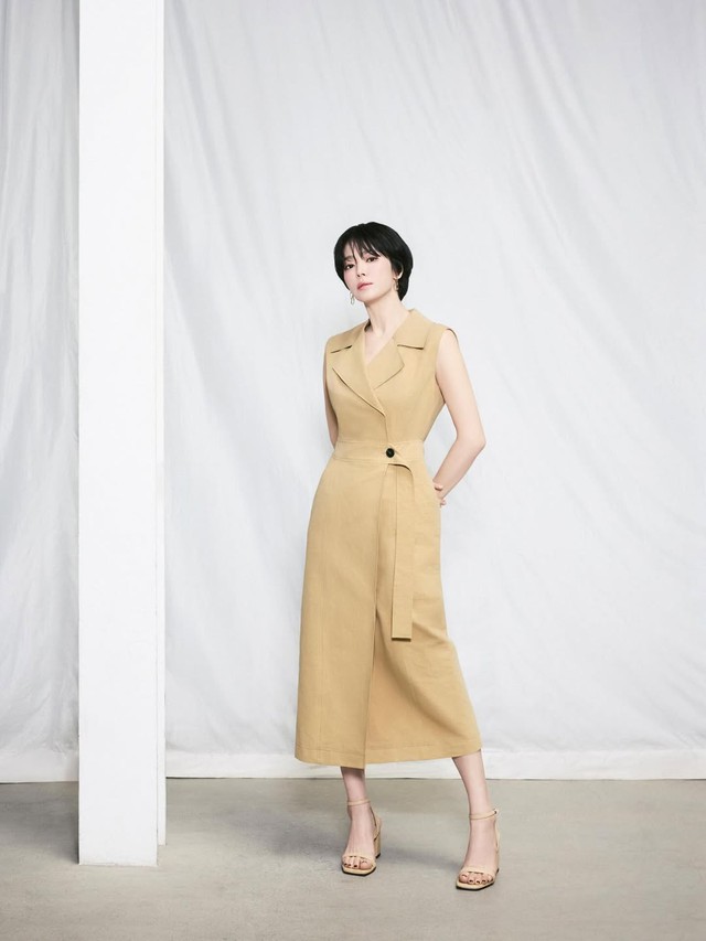 Đầm cổ chữ V, mặc từ văn phòng đến đường phố đều đẹp- Ảnh 3.