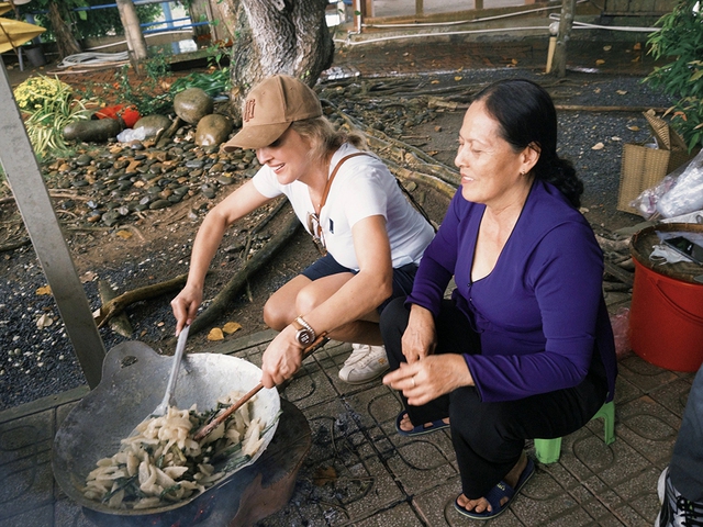Bất ngờ kh&aacute;ch quốc tế tới Việt Nam- Ảnh 2.