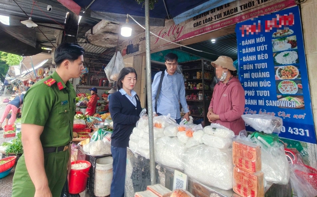 Xuất hiện h&igrave;nh ảnh m&igrave; Quảng c&oacute; m&agrave;u lạ ở chợ Huế, ch&iacute;nh quyền lập tức kiểm tra- Ảnh 2.