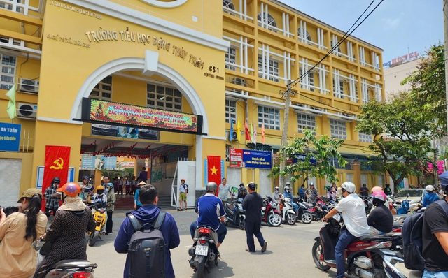 H&agrave;ng ng&agrave;n học sinh TP.HCM dừng ăn b&aacute;n tr&uacute;, do vụ nghi ngộ độc thực phẩm - Ảnh 2.