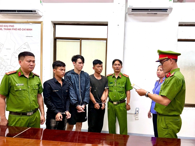 Bắt giữ 3 người chạy xe m&aacute;y truy đuổi, đ&aacute;nh nạn nh&acirc;n tr&ecirc;n đường phố- Ảnh 1.