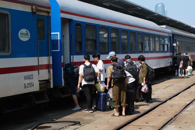 V&eacute; t&agrave;u cao điểm h&egrave; năm nay tăng tới 10%, l&agrave;m sao 'săn' được khuyến m&atilde;i?- Ảnh 1.