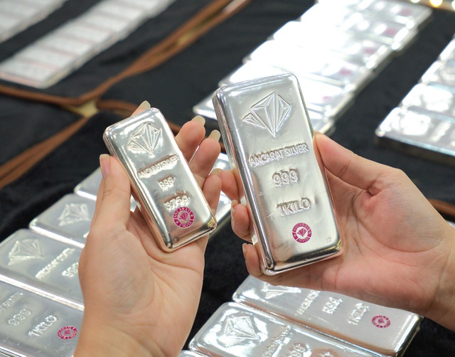 Gi&aacute; v&agrave;ng, bạc 'lao dốc', sẵn tiền tỉ n&ecirc;n đầu tư thế n&agrave;o? - Ảnh 2.