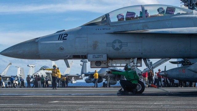 Cuộc chiến d&agrave;nh thời gian cho F/A-18 Super Hornet - Ảnh 1.