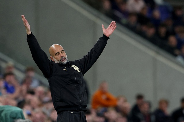Tỷ lệ v&ocirc; địch của Arsenal nhảy vọt, HLV Guardiola n&oacute;i điều bất ngờ sau c&uacute; sốc- Ảnh 1.