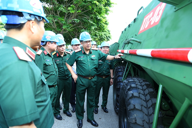 Bộ Quốc ph&ograve;ng kiểm tra tiến độ chế tạo xe thiết gi&aacute;p chở qu&acirc;n chiến đấu XTC-03 - Ảnh 2.