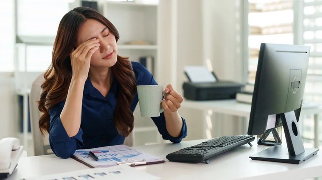 C&aacute;ch bảo vệ đ&ocirc;i mắt cho d&acirc;n văn ph&ograve;ng thường 'c&agrave;y' m&aacute;y t&iacute;nh trong nhiều giờ - Ảnh 1.