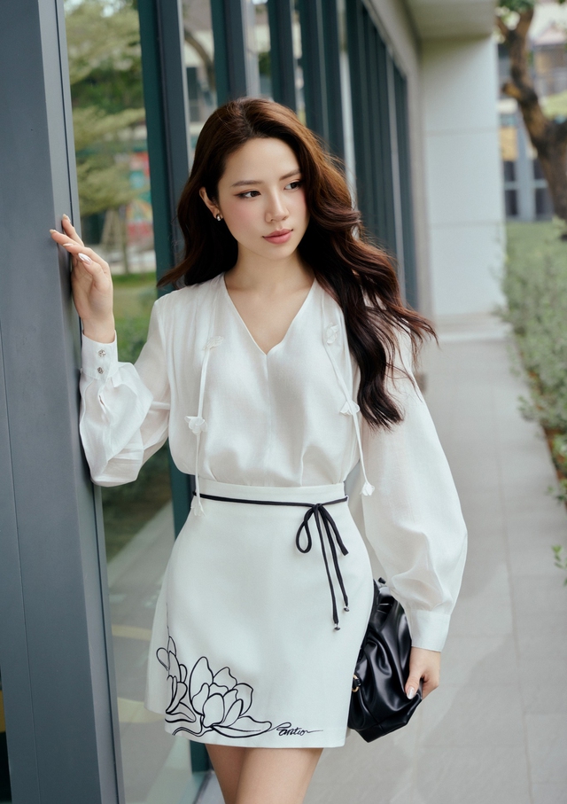 Mặc đẹp suốt hè cùng bản phối trắng đen tối giản- Ảnh 1.