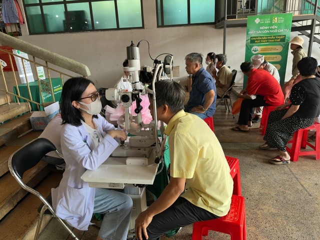Đang b&aacute;n h&agrave;ng, tiểu thương chợ Thủ Dầu Một được gọi đi kh&aacute;m mắt - Ảnh 1.