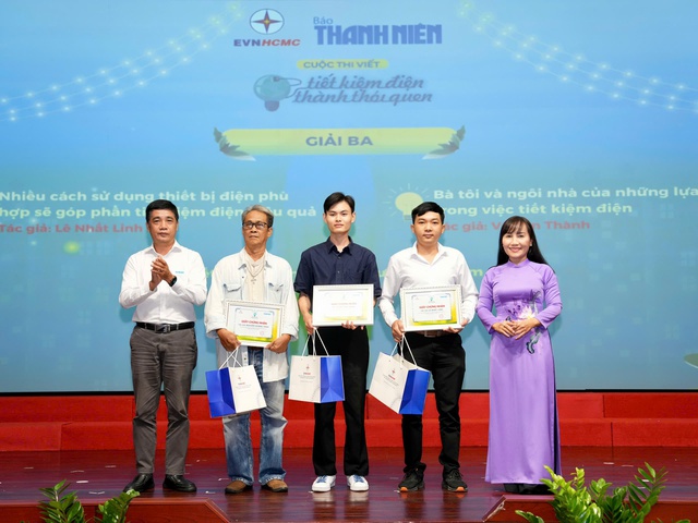 Khoảng c&aacute;ch kh&ocirc;ng c&ograve;n l&agrave; r&agrave;o cản nhờ c&aacute;ch l&agrave;m truyền th&ocirc;ng hiệu quả ở EVNHCMC - Ảnh 1.