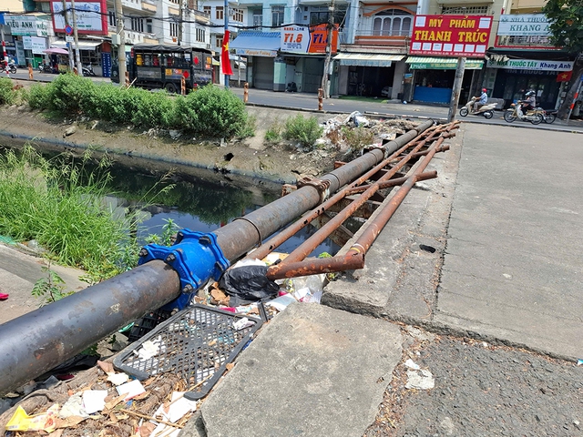 Lan can cầu hư hỏng, g&acirc;y nguy hiểm- Ảnh 1.