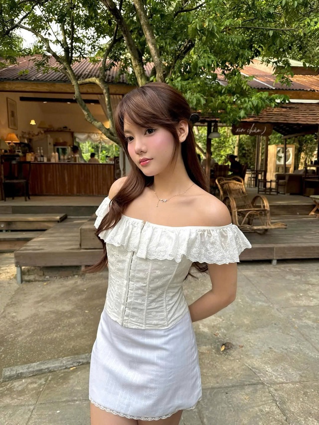Đánh thức vẻ đẹp kiêu kỳ nhờ bản phối áo trễ vai và chân váy- Ảnh 8.