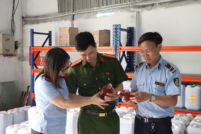 Mạnh tay truy qu&eacute;t h&agrave;ng nh&aacute;i, giả- Ảnh 1.