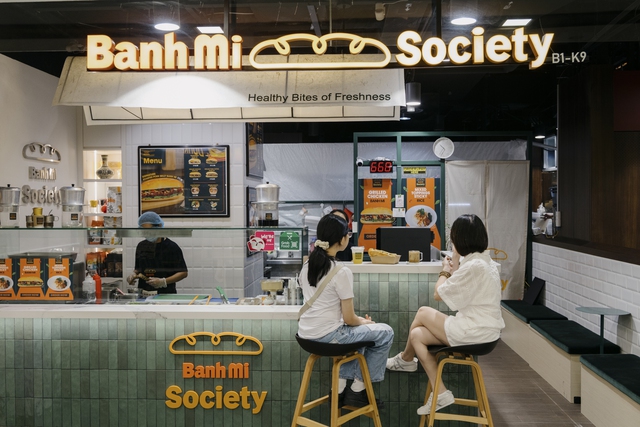 Từ m&oacute;n ăn đường phố, b&aacute;nh m&igrave; Việt bước v&agrave;o kh&aacute;ch sạn 4 sao ở Singapore - Ảnh 1.