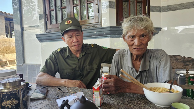  Một xã ở Huế phát hiện 2 cụ ông đi lạc đều mang theo vàng - Ảnh 3.