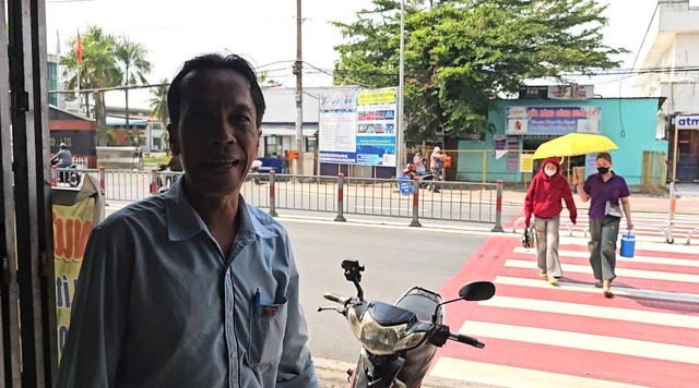 C&ocirc;ng nh&acirc;n vui mừng với việc mở dải ph&acirc;n c&aacute;ch tỉnh lộ 8 - Ảnh 1.