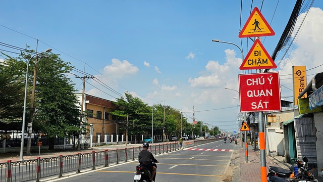 C&ocirc;ng nh&acirc;n vui mừng với việc mở dải ph&acirc;n c&aacute;ch tỉnh lộ 8 - Ảnh 2.