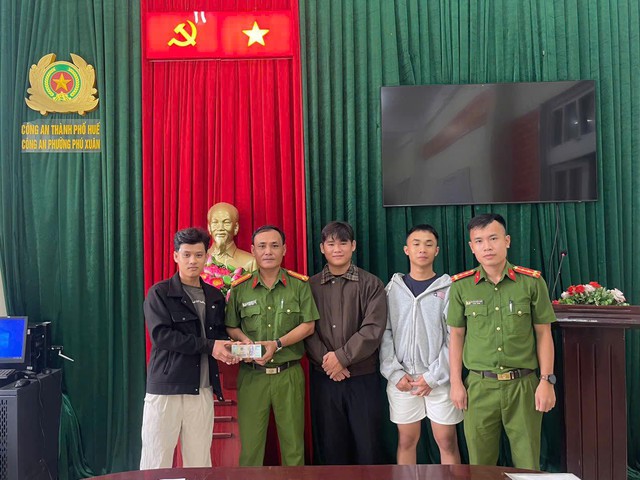 Nh&oacute;m sinh vi&ecirc;n đi l&agrave;m th&ecirc;m về nhặt được 30 triệu đồng, liền đưa đến c&ocirc;ng an- Ảnh 1.