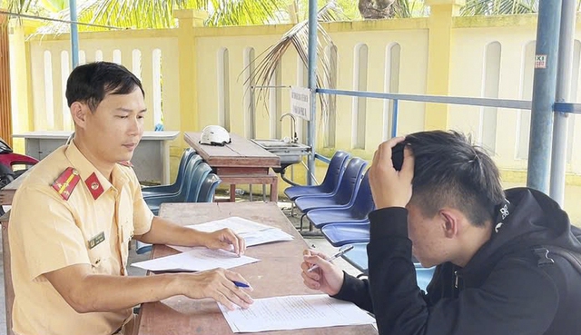 Thiếu ni&ecirc;n 15 tuổi bốc đầu xe m&aacute;y, bị tịch thu phương tiện- Ảnh 1.