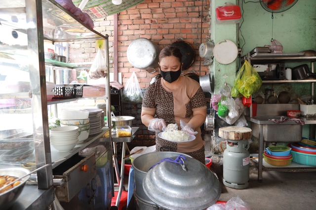 Thực tế qu&aacute;n cơm 35.000 đồng ở TP.HCM c&oacute; g&igrave;? - Ảnh 1.
