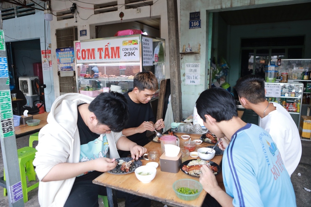 Thực tế qu&aacute;n cơm 35.000 đồng ở TP.HCM c&oacute; g&igrave;? - Ảnh 7.