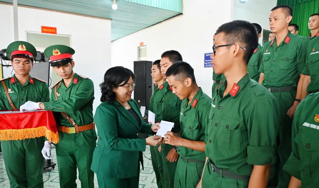 Nghĩa vụ qu&acirc;n sự 2026: TP.HCM thăm chiến sĩ mới sau 2 th&aacute;ng huấn luyện - Ảnh 1.