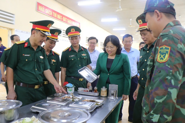Nghĩa vụ qu&acirc;n sự 2026: TP.HCM thăm chiến sĩ mới sau 2 th&aacute;ng huấn luyện - Ảnh 2.