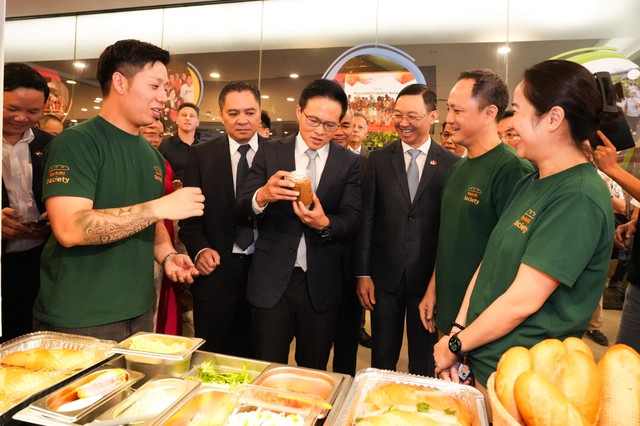 Từ m&oacute;n ăn đường phố, b&aacute;nh m&igrave; Việt bước v&agrave;o kh&aacute;ch sạn 4 sao ở Singapore - Ảnh 2.